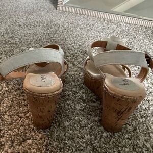 b.o.c. Womens white/metallic cork wedge heel sandal - size 6